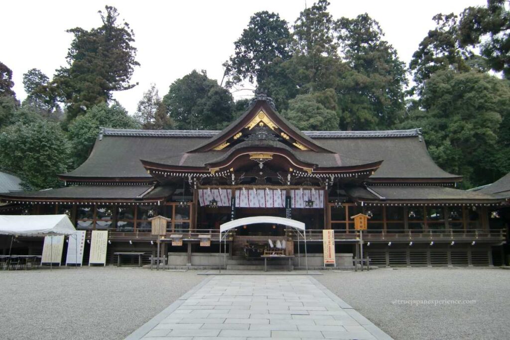 The haiden (worship hall) of Ōmiwa Shrine in Nara, where the sacred mountain Mount Miwa is venerated as the deity
