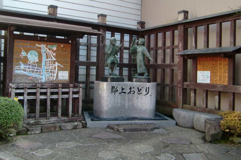 Gujo Odori monument in the streets of Gujo Hachiman, showing bronze statues of dancers.