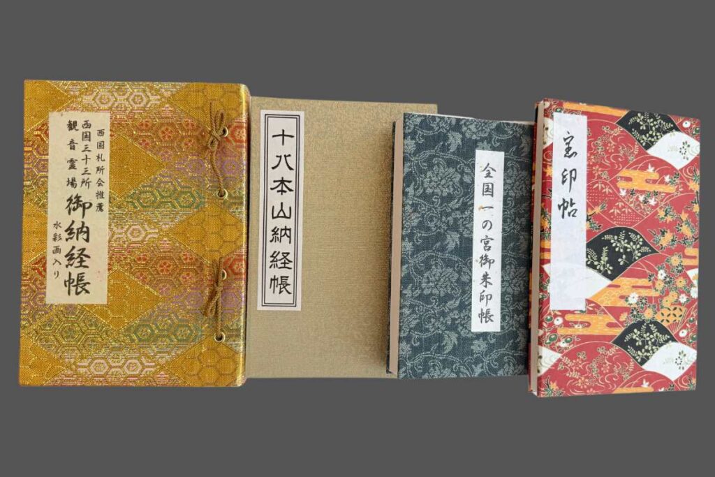 Photo showing two Nokecho on the left and two Goshuincho on the right, highlighting differences in size, pattern, and usage.